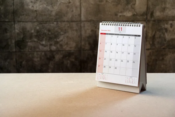 Calendário de novembro 2016 e flor velha na mesa de madeira — Fotografia de Stock