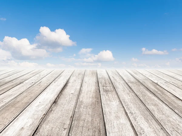 Nuvoloso cielo blu e pavimento in legno, immagine di sfondo — Foto Stock
