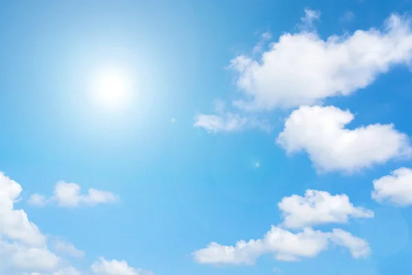 Sole splendente a cielo azzurro con nube — Foto Stock