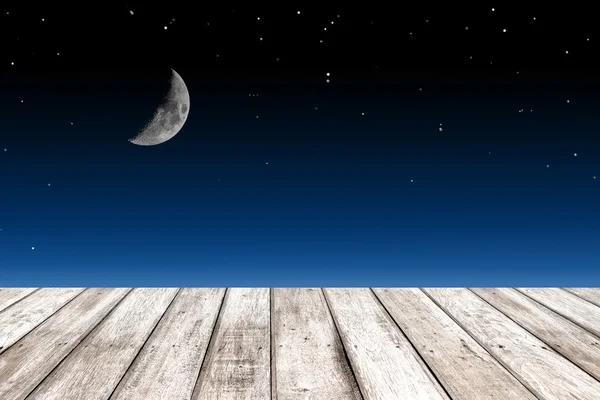 ahşap doku ve yarım ay yıldızlı gökyüzü arka plan üzerinde