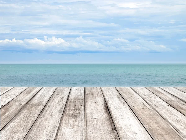 Mavi deniz ve gökyüzü bulut ile ahşap iskele