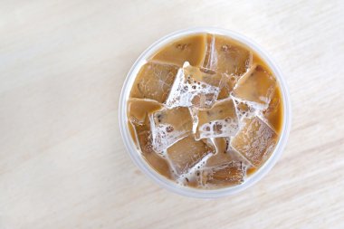 eski ahşap masa buz soğuk kahve içkiyle Üstten Görünüm