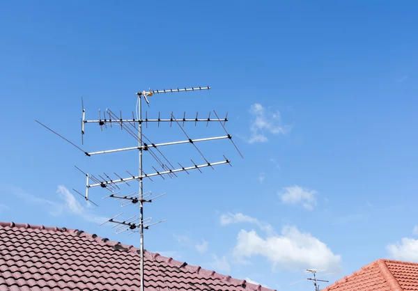 Telewizja antena na dachu z błękitnego nieba — Zdjęcie stockowe