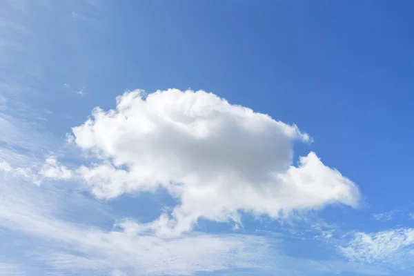 Grande una nuvola sul cielo blu — Foto Stock