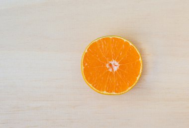 Taze organik portakal yarım meyve ahşap arka plan üzerinde