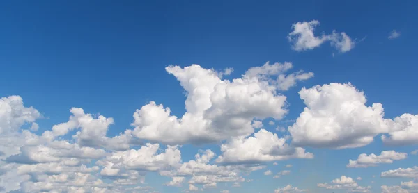 Panorama ampio cielo con nuvole sparse — Foto Stock