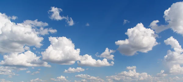 Panorama ampio cielo con nuvole sparse — Foto Stock