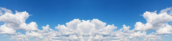 Astratto Panorama ampio cielo con nuvole sparse — Foto Stock