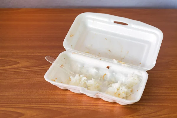 köpük kutuları yemekten arta artıkları ile