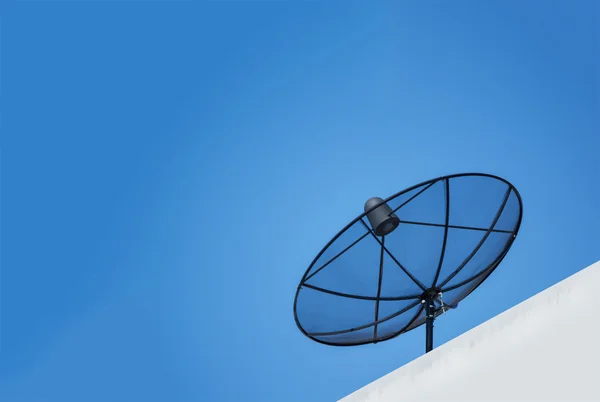 Anteny satelitarnej anteny komunikacji z błękitnego nieba — Zdjęcie stockowe