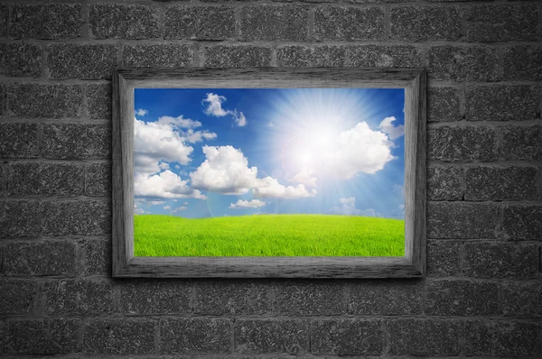 Gri desenli duvar ahşap bir çerçeve içinde güzel manzara.