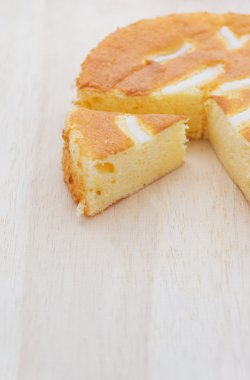  Ahşap tahta üzerinde şifon kek