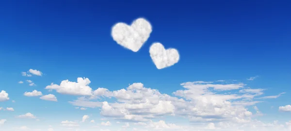 Cielo azul con corazones en forma de nubes. Belleza natural fondo — Foto de Stock