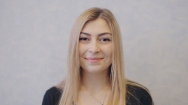 gülümseyen güzel genç kız