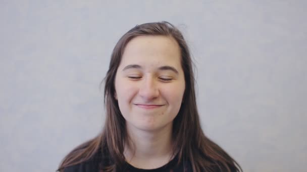 Menina adolescente bonita sorrindo — Vídeo de Stock