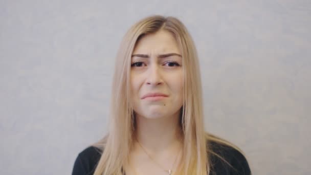 Süßes Teenager-Mädchen weint — Stockvideo
