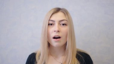 sevimli kız şaşırmış, hayret