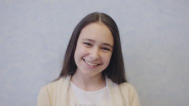 Gülümseyen sevimli genç sarışın bir kadın