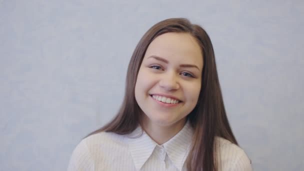 Bonito jovem adolescente menina sorrindo — Vídeo de Stock