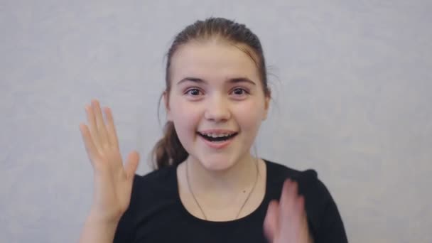 Nettes Mädchen ist überrascht, erstaunt — Stockvideo