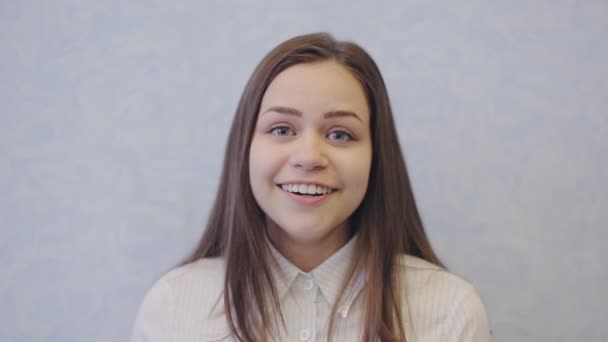Niedliches Teenie-Mädchen ist überrascht, erstaunt — Stockvideo