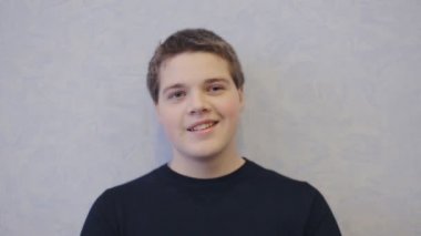 yakışıklı genç adam genç gülümseyen