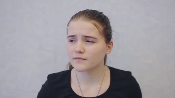 Mignon adolescent fille pleurer — Video
