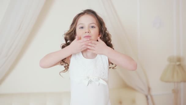 Счастливая маленькая девочка посылает поцелуи — стоковое видео