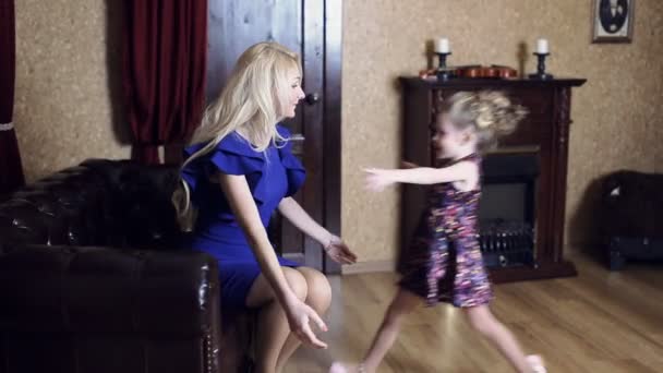 Hija correr a mamá y abrazo — Vídeos de Stock