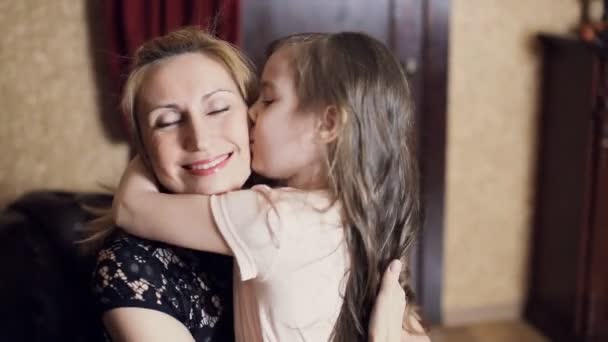 Küçük kız annesini yatakta öpüşme — Stok video