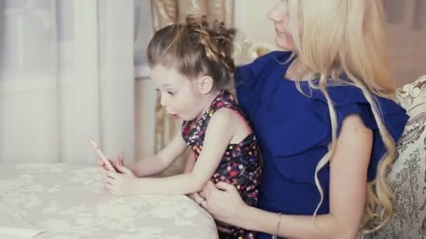 Anne ve kızı Smartphone fotoğraflarına bakmaktan — Stok video
