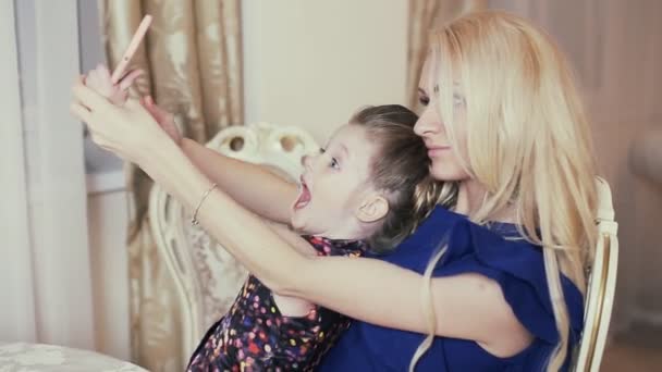 Мати і дочка роблять селфі — стокове відео