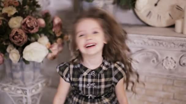 Παιχνιδιάρικο κορίτσι γελώντας και πηδούν και κάνοντας μορφασμούς — Αρχείο Βίντεο