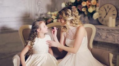 Anne kızı ve öpücük dudaklar kadar yapar