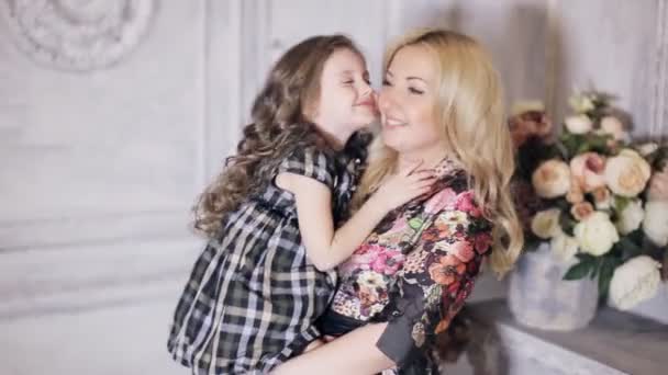 Kleines Mädchen küsst ihre Mutter — Stockvideo