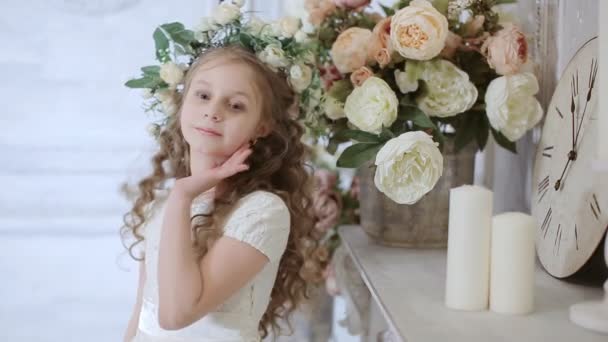 A kis aranyos lány jelent a kamera — Stock videók