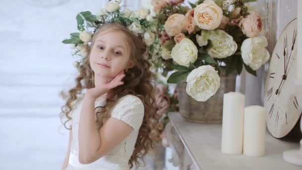 Little cute girl poses for the camera — Stock Video