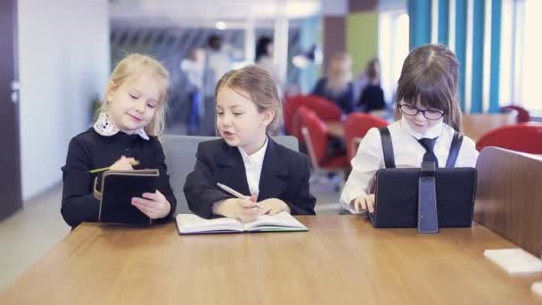 Piccoli impiegati in abiti da lavoro che lavorano — Video Stock