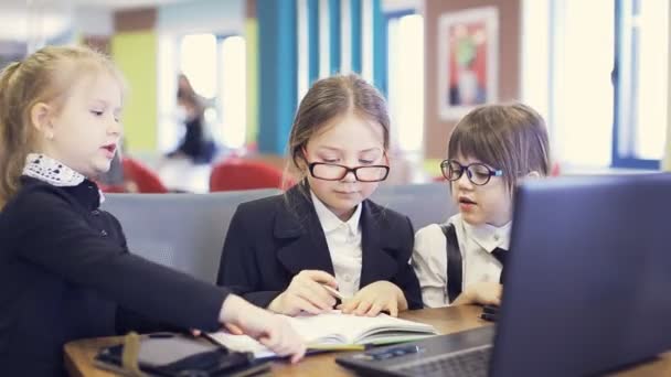 Офісні діти, що працюють з документами в офісі — стокове відео