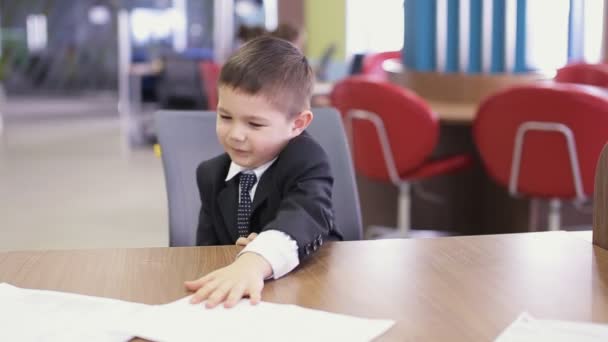 Crianças em documentos de revisão de escritório — Vídeo de Stock