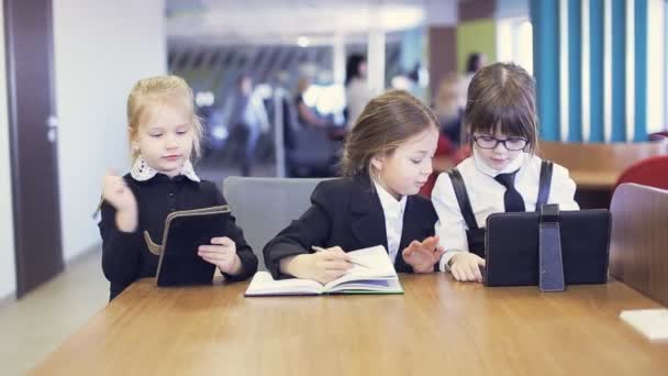 Petits enfants de bureau travaillant avec des documents — Video