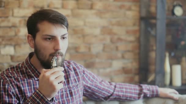 Joven hombre con estilo con vapeo de cigarrillo electrónico — Vídeos de Stock