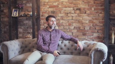 Yakışıklı adam yasaktır elektrik e sigara buhar