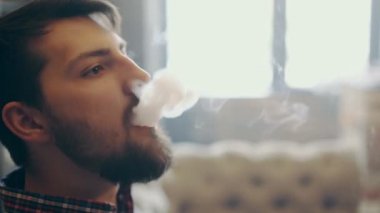 elektronik sigara vaping ile şık delikanlı