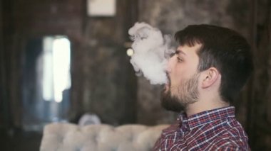 elektronik sigara yavaş hareket ile genç adam