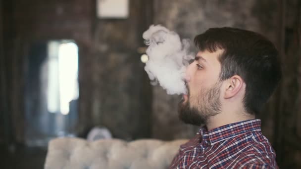 Молодой человек с электронной сигаретой замедленной съемки — стоковое видео