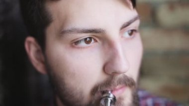 elektronik sigara ile genç adam yakın çekim