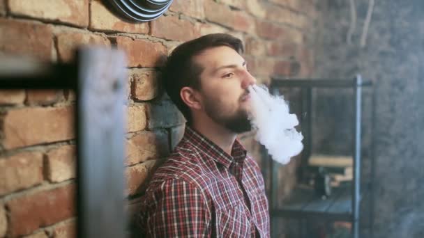 Hombre fumar cigarrillo electrónico vapor — Vídeos de Stock