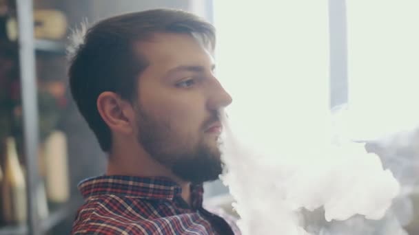 Man röka elektronisk cigarett vapor — Stockvideo