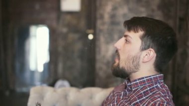 Yakışıklı genç yasaktır elektrik e sigara buhar kapalı